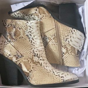Never worn snakeskin booties 🐍 🤍